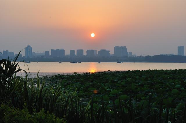 威客电竞南京玄武湖我国最大的皇家园林湖泊名气为何远逊于杭州西湖？(图1)