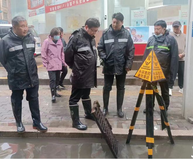 风雨坚守 向水而行 商丘市园林绿化中心积极开展防威客电竞汛抢险工作(图1)