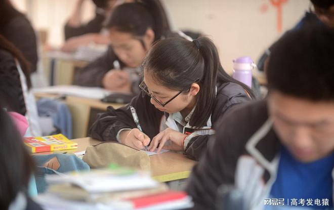 威客电竞文科女生学什么专业就业前景好 适合女孩子报考的四大专业？(图2)