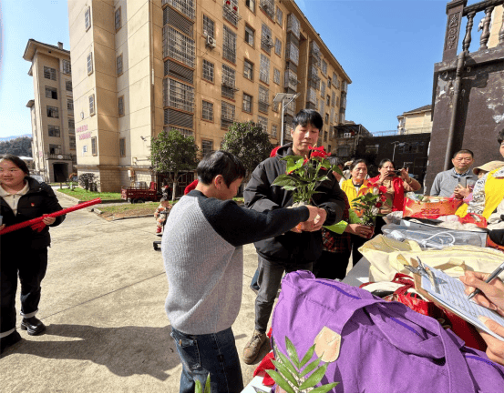 “以物换物”威客电竞进社区 倡导环保新风尚(图1)